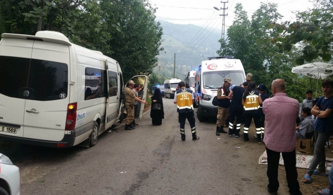 Trabzon'da minibüs duvara çarptı: 17 yaralı