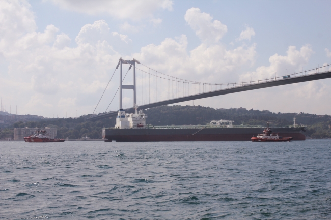 İstanbul Boğazı gemi geçişlerine açıldı