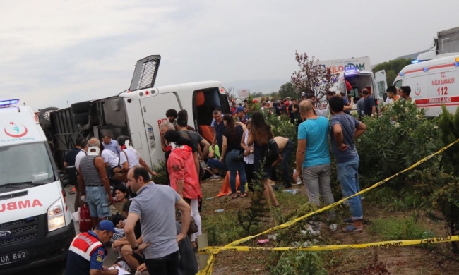 Manisa'da yolcu otobüsü devrildi: 1 ölü, 41 yaralı