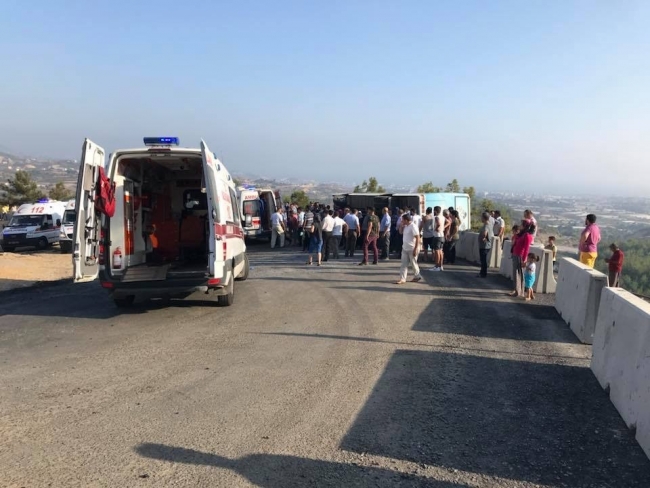 Antalya'da belediye otobüsü devrildi: 22 yaralı