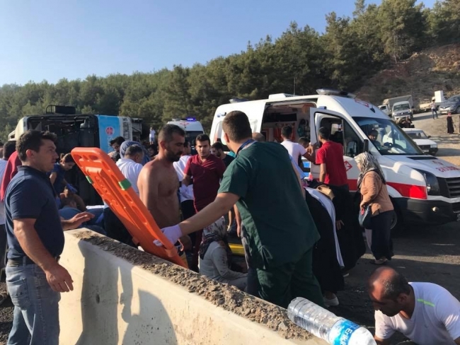 Antalya'da belediye otobüsü devrildi: 22 yaralı