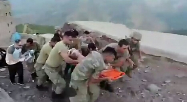 Çatıdan düşen çocuğa Mehmetçik yardım etti