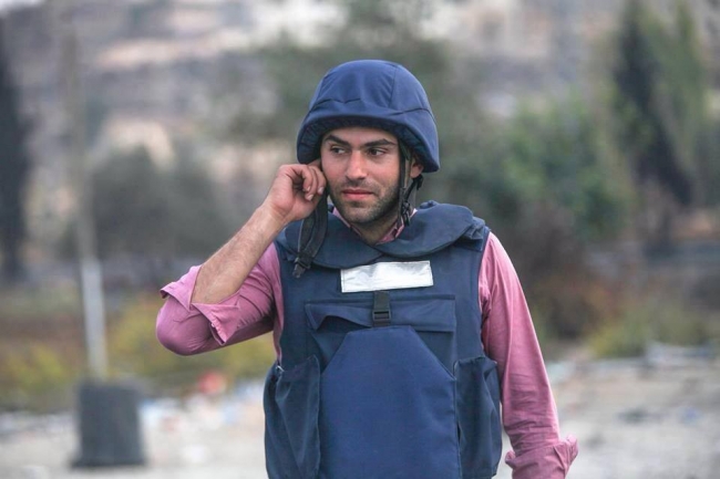 İsrail askerleri Filistinli bir gazeteciyi gözaltına aldı