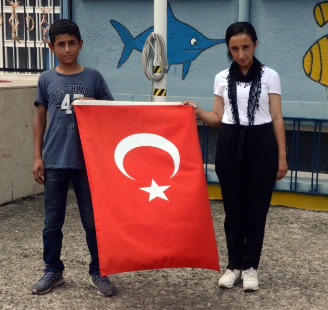 Yere düşen bayrağı defalarca öpüp kaldırdılar