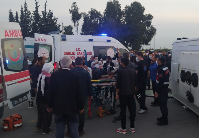 Mandalina işçilerini taşıyan iki midibüs çarpıştı: 45 yaralı