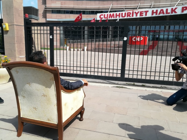 CHP Genel Merkezi önünde "koltuk" eylemi