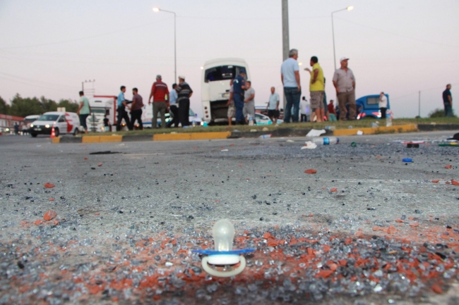 Antalya’da tur midibüsü ile otomobil çarpıştı: 21 yaralı