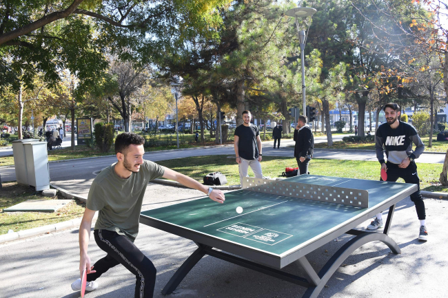 Konya'da parklarda masa tenisi alanları oluşturuluyor