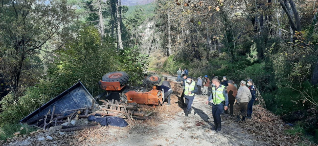 Devrilen traktörün altında kalan baba ve oğlu hayatını kaybetti