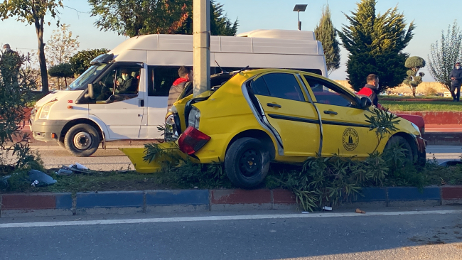 Zonguldak'ta ticari taksi direğe çarptı