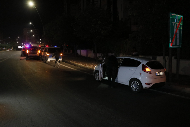 Ehliyetsiz ve alkollü sürücü polislere çarpacaktı