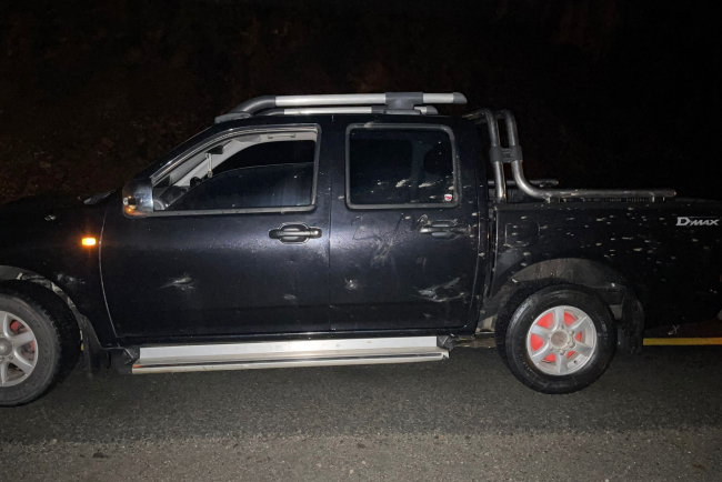 Yamaçtan kopan kayalar kamyonete isabet etti