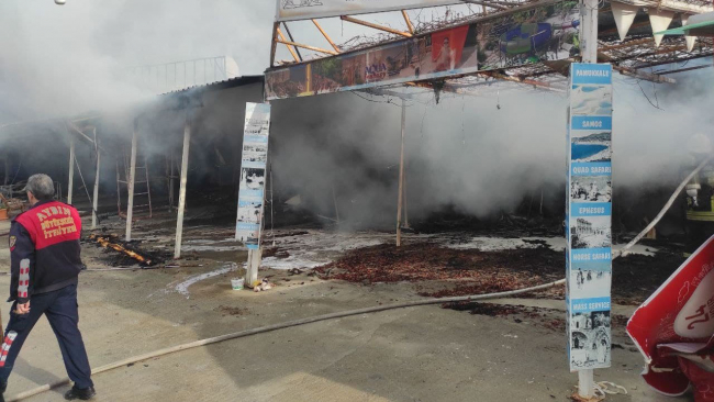 Kuşadası'nda yangın: Çok sayıda iş yeri küle döndü