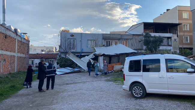 Bursa'da lodos çatıları uçurdu