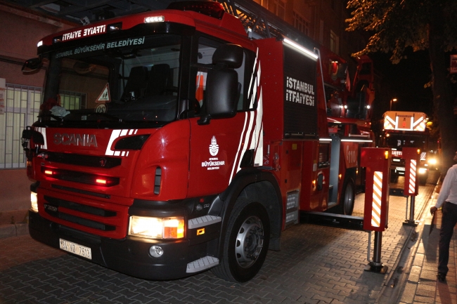 İstanbul'da 4 katlı binada korkutan yangın