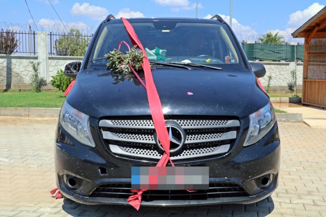 Gelin arabası süsü verilen araçta 11 göçmen yakalandı