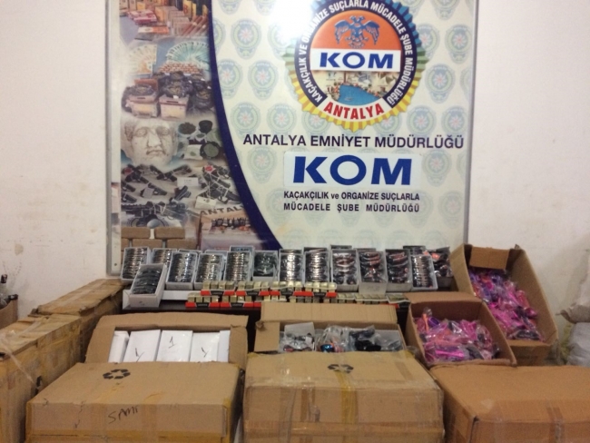 275 bin lira değerinde kaçak güneş gözlüğü ele geçirildi