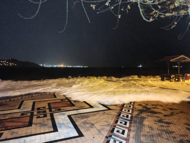 Gemlik'te metrelerce yükselen dalgalar tekneleri batırdı