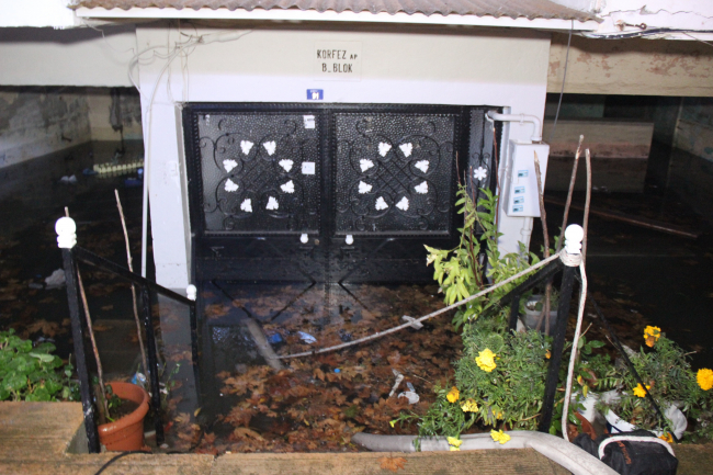 Denizden taşan sular bazı ev ve iş yerlerinin zemin katına doldu