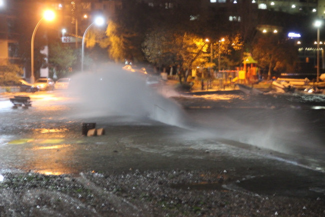 Denizden taşan sular bazı ev ve iş yerlerinin zemin katına doldu