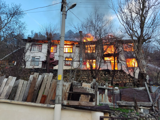 Mudurnu'daki bitişik iki evde yangın çıktı