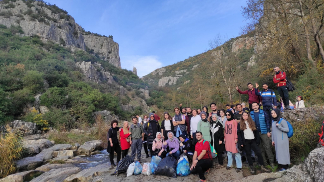 Doğadan 35 kilo atık topladılar