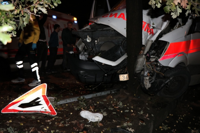 İstanbul'da hasta taşıyan ambulans kaza yaptı: 6 yaralı