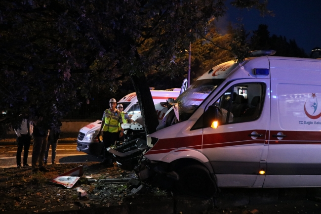 İstanbul'da hasta taşıyan ambulans kaza yaptı: 6 yaralı