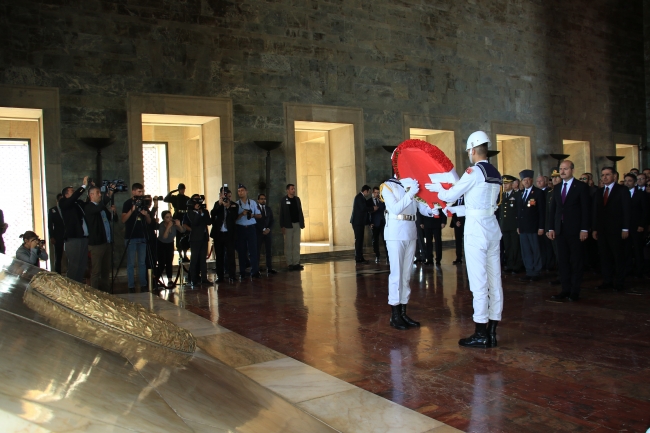 Bakan Soylu gazilerle birlikte Anıtkabir’i ziyaret etti
