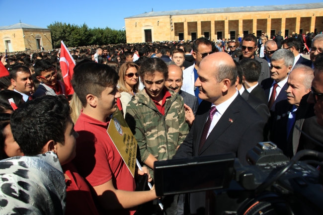 Bakan Soylu gazilerle birlikte Anıtkabir’i ziyaret etti