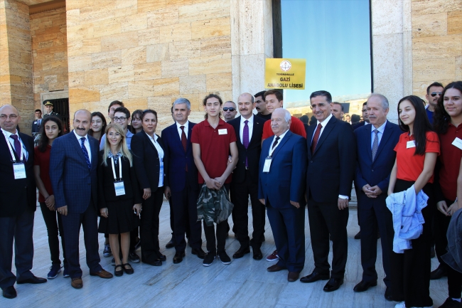 Bakan Soylu gazilerle birlikte Anıtkabir’i ziyaret etti