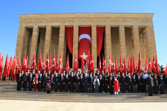 Bakan Soylu gazilerle birlikte Anıtkabir’i ziyaret etti