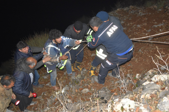 Kayalıklarda 2 gün mahsur kalan genç kurtarıldı