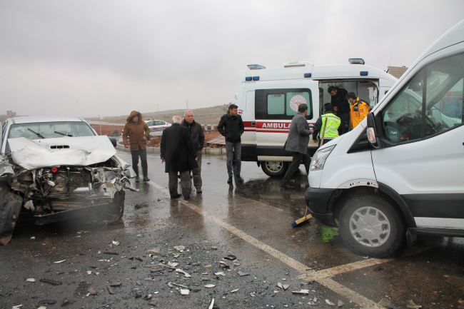 Diyaliz hastalarını taşıyan minibüs ile kamyonet çarpıştı: 9 yaralı