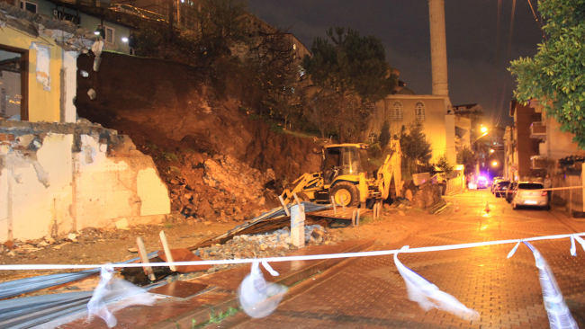 Kocaeli'de temeli kayan iki bina boşaltıldı
