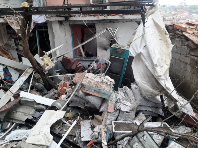 Mutfak tüpünün patladığı ev kullanılmaz hale geldi: 1 yaralı