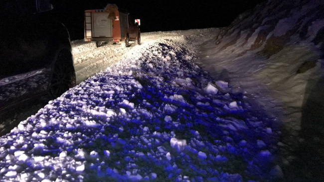 Bayburt'ta karda mahsur kalanları AFAD ve jandarma kurtardı