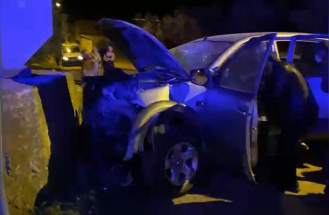 Virajı alamayan araç bahçe duvarına girdi