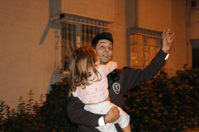 İstanbul'daki yangında mahsur kalanların imdadına itfaiye yetişti