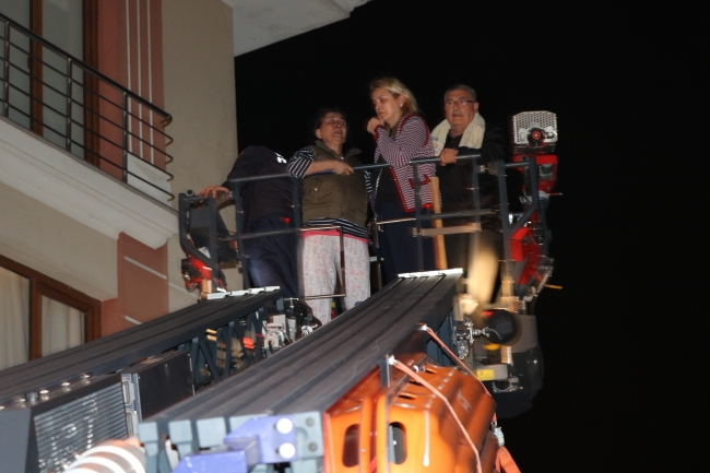 İstanbul'daki yangında mahsur kalanların imdadına itfaiye yetişti