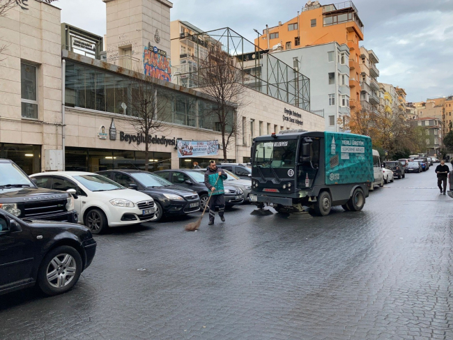 Beyoğlu’nda dar sokakların temizliğine yerli çözüm