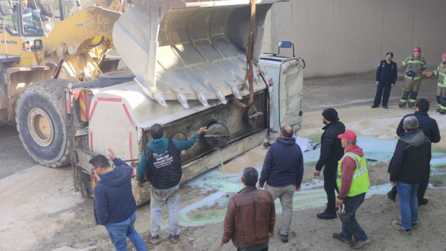 Akaryakıt tankeri devrildi, litrelerce mazot yola aktı