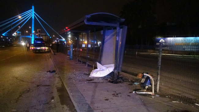 Kocaeli'de otomobil durağa daldı: 5 yaralı