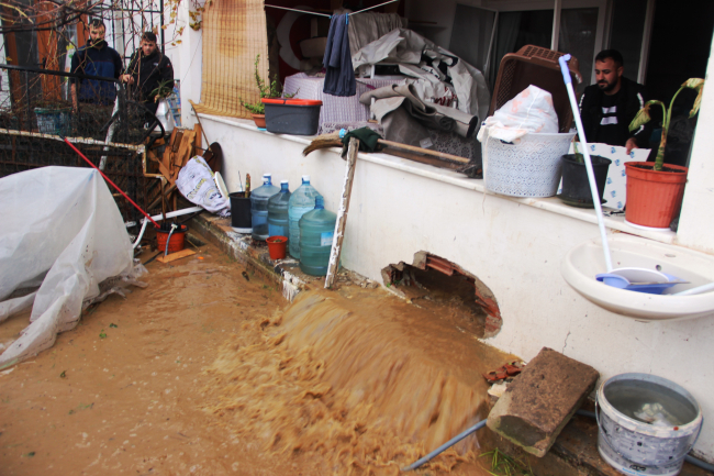 Muğla'da sağanak: Dereler taştı, evler su altında kaldı