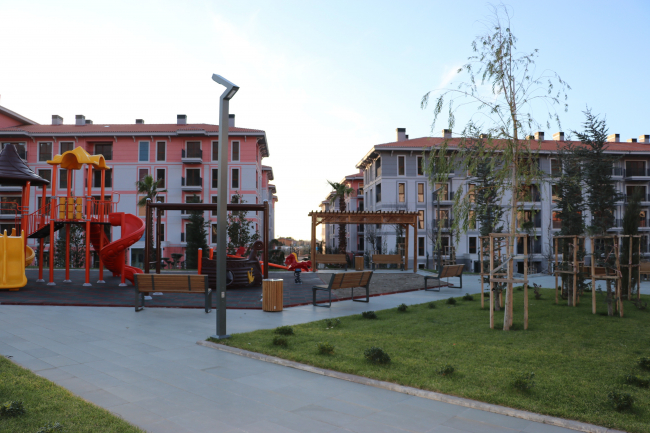 Türkiye'nin Arnavutluk'ta yaptırdığı deprem konutları teslim ediliyor