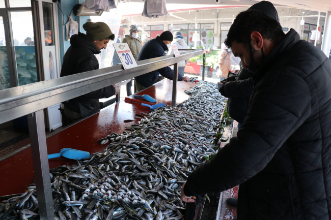 Şiddetli fırtına hamsi fiyatlarını yükseltti