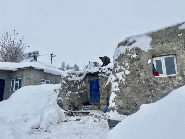 Ağrı'da yoğun kar: Bazı bölgelerde evler kara gömüldü