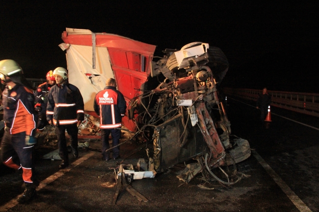 Yavuz Sultan Selim Köprüsü'nde tır bariyerlere asılı kaldı: 2 ölü