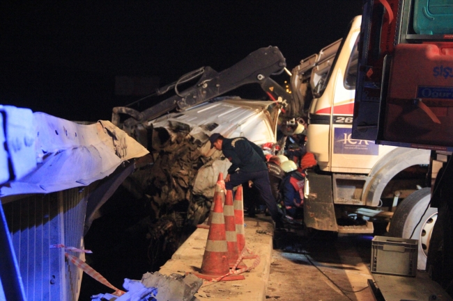 Yavuz Sultan Selim Köprüsü'nde tır bariyerlere asılı kaldı: 2 ölü