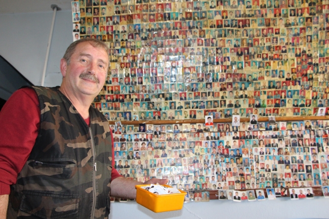 Trabzon'daki çay ocağında müşterilerin fotoğrafları sergileniyor